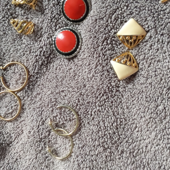 🔥3/$10 Lot of 14 sets of Vintage earrings - Picture 4 of 8